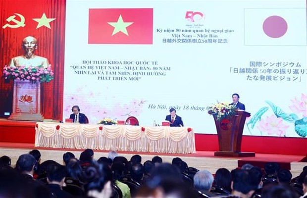 胡志明国家政治学院院长阮春胜发表讲话。