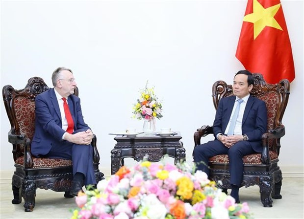 越南政府副总理陈流光会见欧洲议会国际贸易委员会主席博纳·兰格。