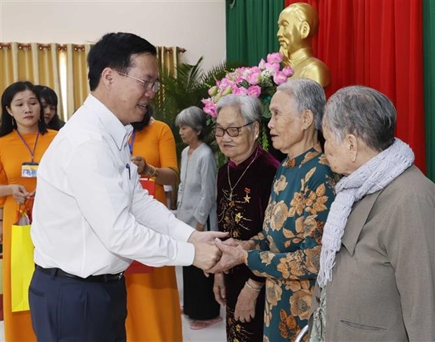越南国家主席武文赏向永隆省各阶层人民致以新春祝福。