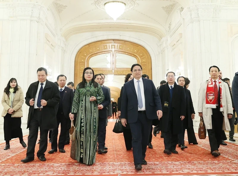越南政府总理范明正和夫妇参观罗马尼亚议会宫。（图片来源：越通社）