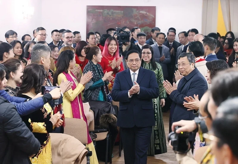 范明正总理和夫人看望越南驻罗马尼亚大使馆干部和工作人员以及旅居罗马尼亚越南人社区代表。（图片来源：越通社）
