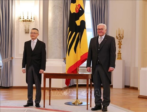 德国总统与越南驻德国大使武光明在国书递交仪式上合影。