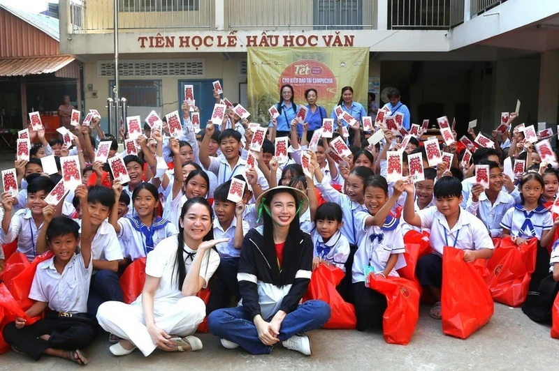 2021年万国小姐冠军阮淑垂仙和高棉越南友谊学校学生合影。