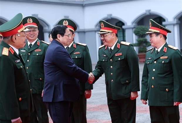 越共中央政治局委员、政府总理范明正莅临越南国防部第二总局检查备战工作。