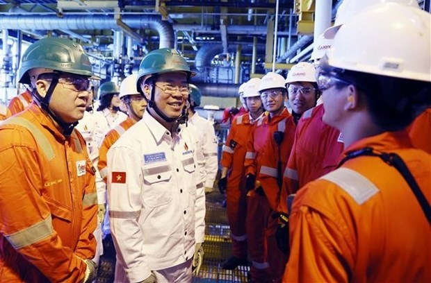 国家主席武文赏在春节之际走访慰问石油钻井平台上的劳动者。