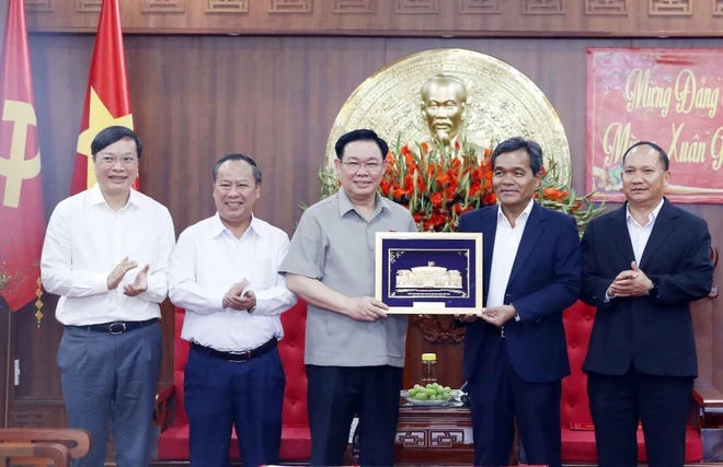 国会主席王廷惠向嘉莱省委常委会赠送纪念品。