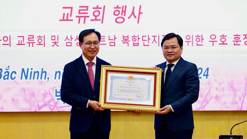受越南国家主席的委托，北宁省委书记阮英俊向三星（越南）公司总经理崔周湖授予越南国家的友谊勋章。
