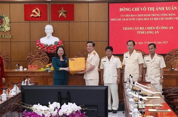 武氏映春副主席向隆安省公安力量送上春节慰问品。（图片来源：越通社）