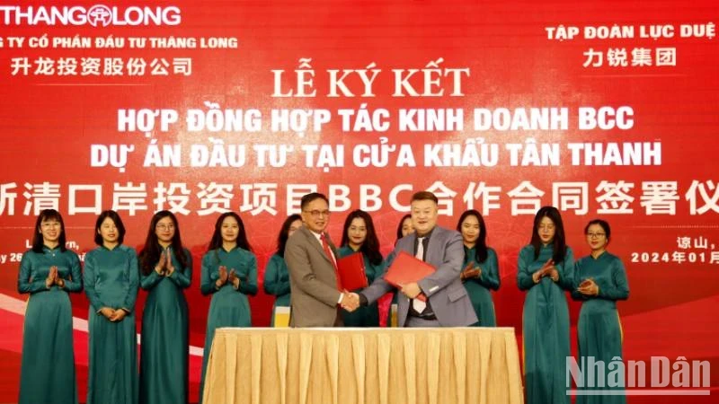 越中企业在谅山省签署新青口岸投资项目BBC合作合同。