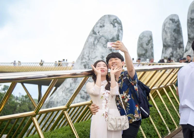 韩国游客来到越南岘港旅游。