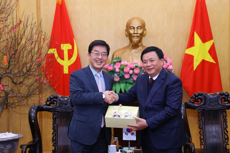 胡志明国家政治学院院长阮春胜向韩国外交学院院长Park Cheolhee赠送礼物。