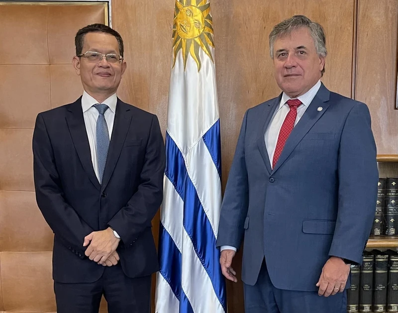 越南驻阿根廷大使兼驻乌拉圭和巴拉圭大使杨国青与乌拉圭外交部长奥马尔·帕加尼尼。（图片来源：越通社）