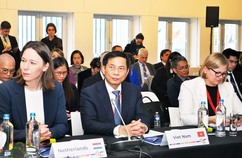越南外交部长裴青山出席第24届东盟——欧盟外长会议。