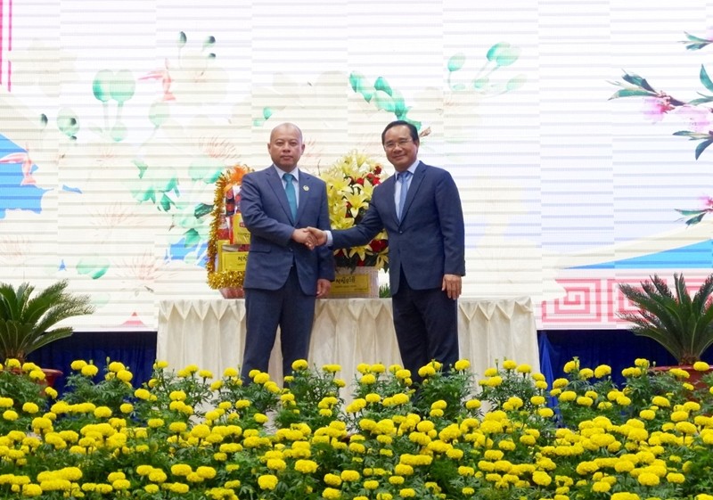 隆安省省委书记阮文得与柬埔寨柴桢省省长彭波萨。