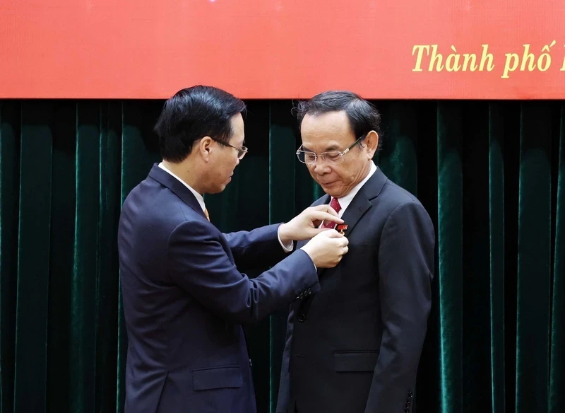 越南国家主席武文赏向胡志明市市委书记阮文年颁发党龄45年纪念章。