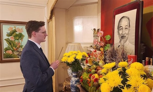 越南政治历史学家、英国共产党党员基里尔·惠特克（Kyril Whittaker）先生在越南驻英国大使馆敬香缅怀胡志明主席。