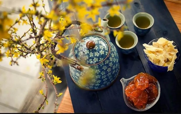 附图：饮茶配蜜饯是越南民族传统春节期间的饮食文化之美。