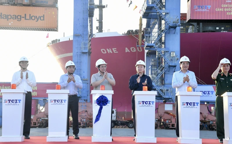 范明正总理出席首艘外国货轮抵达仪式。