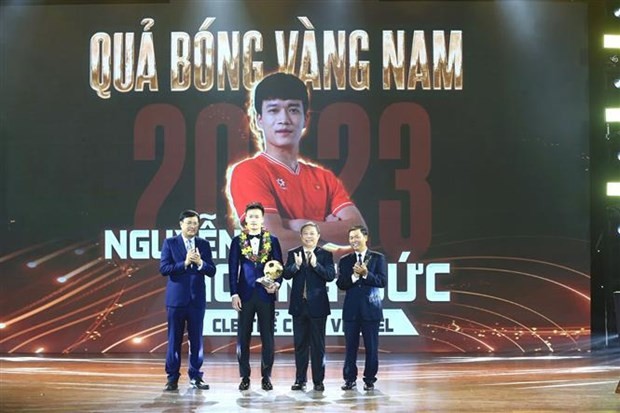 Viettel体工足球俱乐部前卫阮黄德赢得 2023年越南男子金球奖。