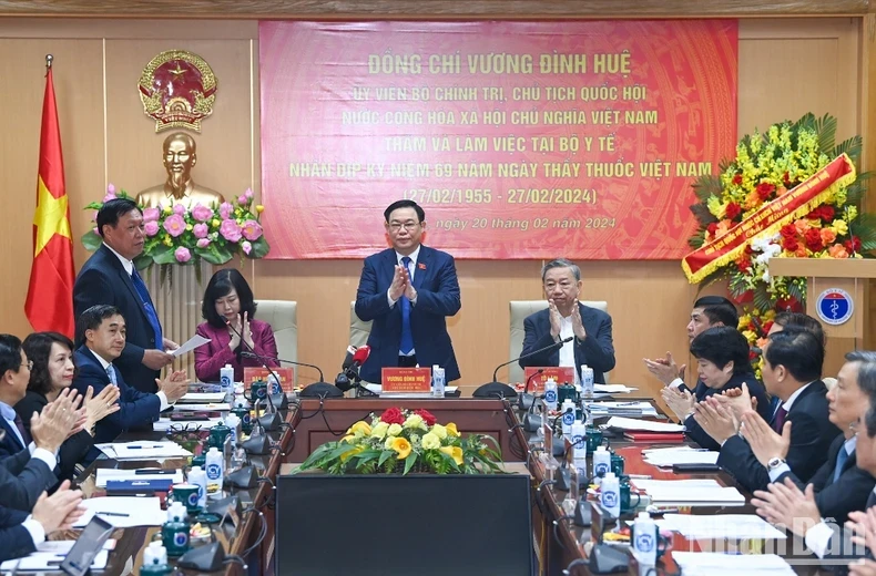 国会主席王廷惠与卫生部门干部、医务工作者和工作人员进行会面。