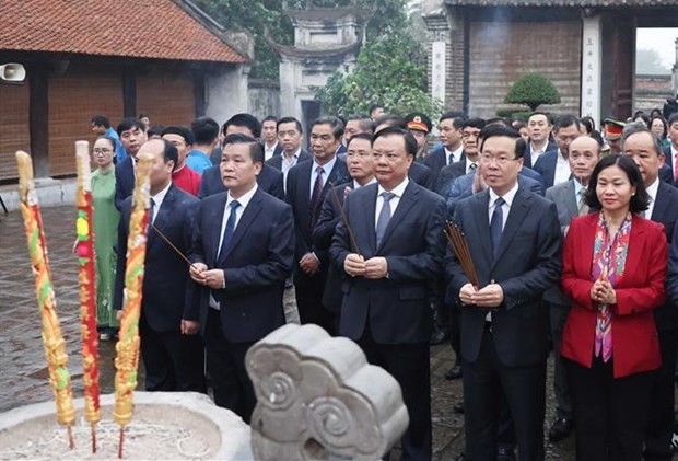 越南国家主席武文赏敬香缅怀安阳王。