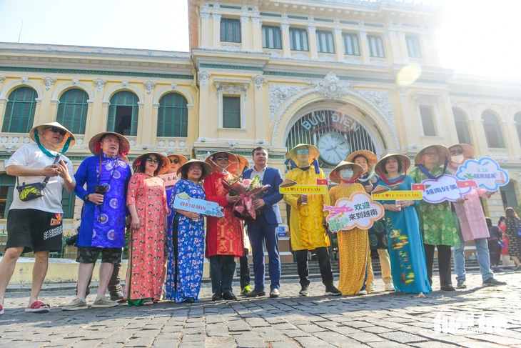 中国游客参观西贡中心邮局。