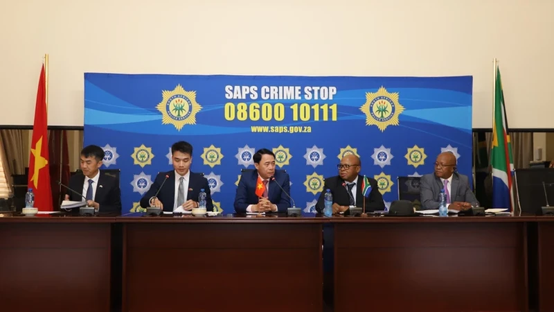 越南公安部高级代表团与南非警察部举行会谈。