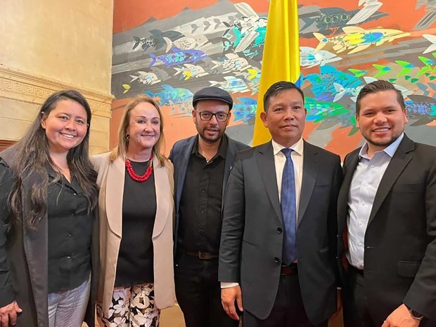 哥伦比亚众议院议长安德烈斯·卡莱和越南驻委内瑞拉兼驻哥伦比亚大使武忠美以及部分议员合影。