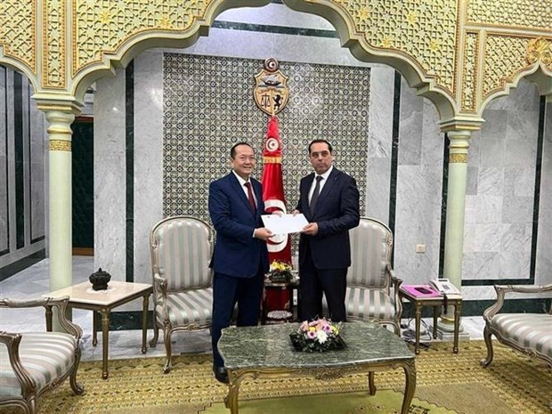 阮辉勇大使向突尼斯外交国务秘书穆尼尔·本·吉巴递交国书副本。