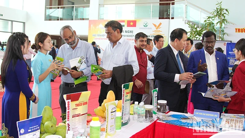 印度企业代表了解永隆省特色产品。
