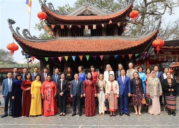 国家副主席武氏映春与各国驻越南女大使合影。