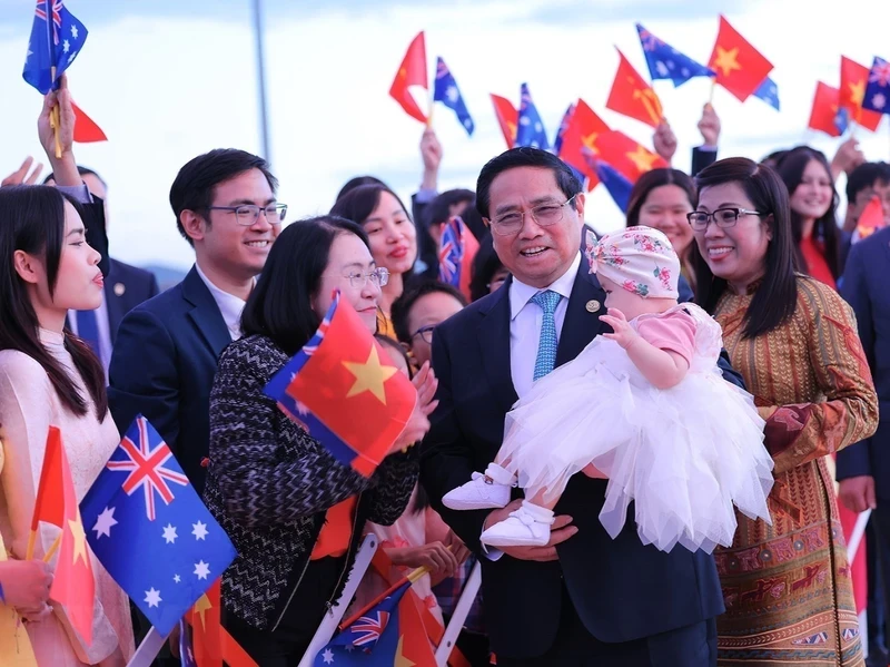 旅居澳大利亚堪培拉越南人社区热烈欢迎范明正总理和夫人。