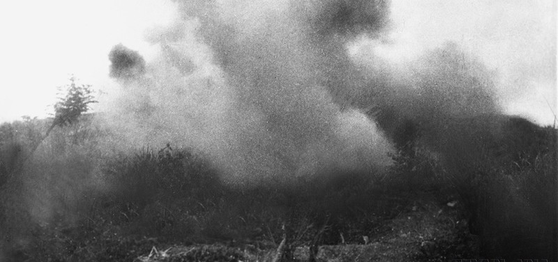 被我军炮火击的欣蓝山丘的敌阵地已起火，这座山丘上的阵地于1954年3月13日战役开始当天被摧毁。（图片来源：越通社）