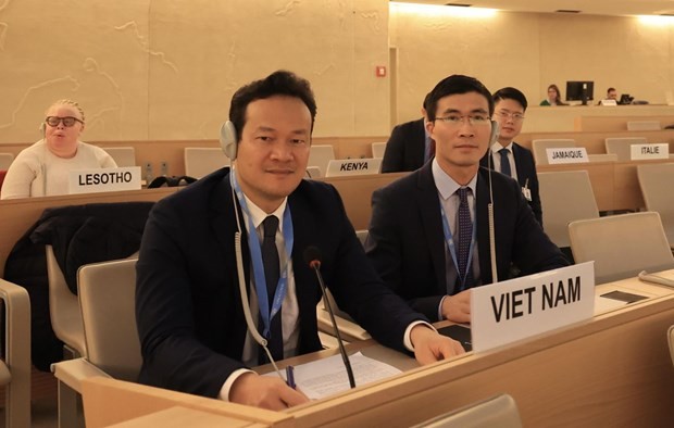 越南常驻联合国代表团团长、特命全权大使梅潘勇（左）。