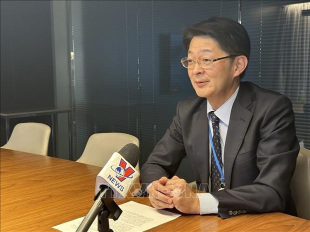 日本房地产投资专家小泉·健一 接受越通社记者采访。