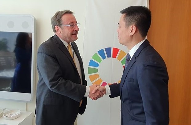 联合国开发计划署署长阿奇姆·施泰纳与越南常驻联合国代表团团长邓黄江大使。