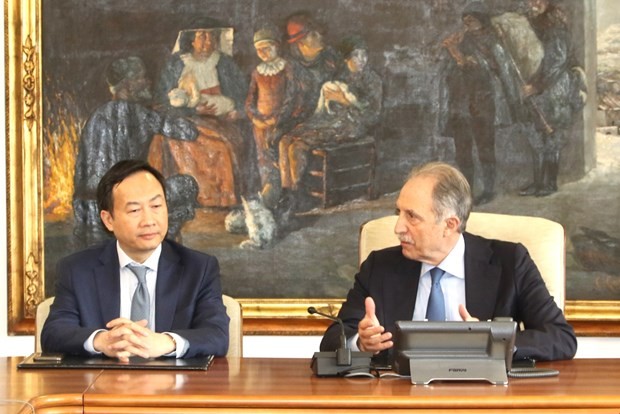 越南驻意大利大使杨海兴与意大利巴西利卡塔大区领导举行工作会谈。