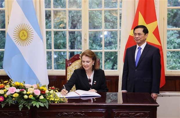 阿根廷外交、国际贸易和宗教事务部部长迪亚娜·埃莱娜·蒙迪诺在留言薄上题词。