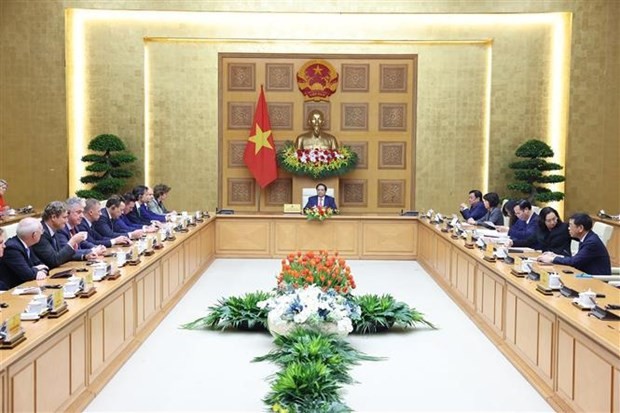 越南政府总理范明正会见荷兰企业代表团。