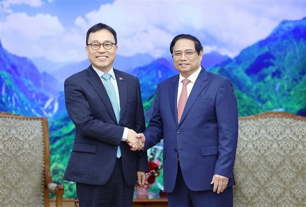 越南政府总理范明正会见韩国新任驻越大使崔英三。
