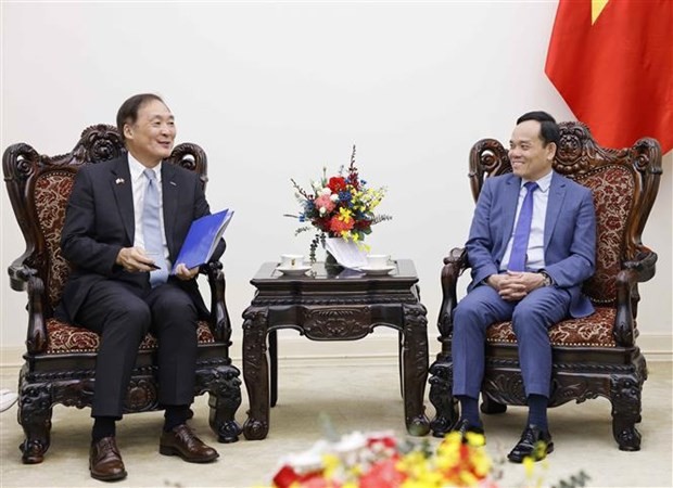 越南政府副总理陈流光（右）会见韩国国际合作机构理事长张元三。 