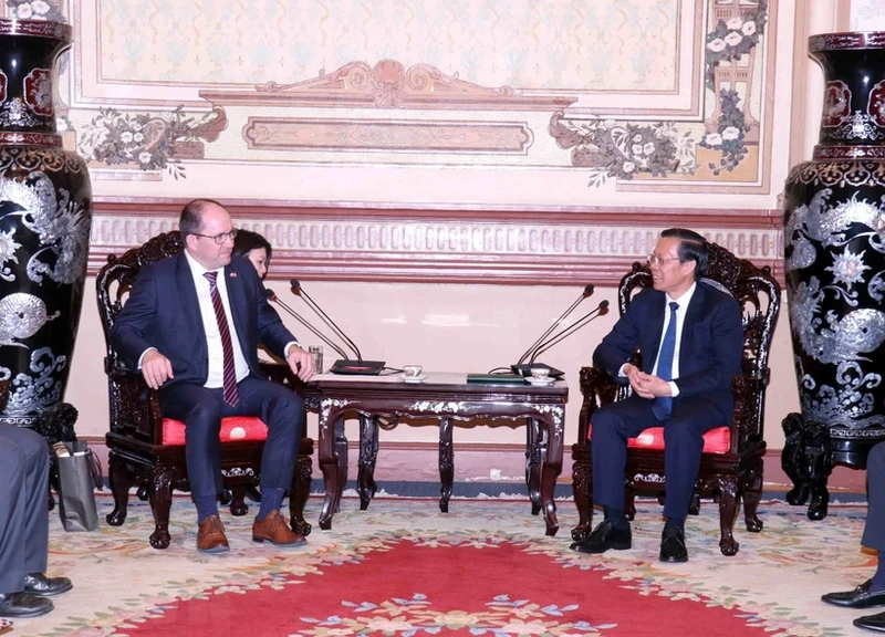 胡志明市人民委员会主席潘文买会见捷克农业部部长马雷克。