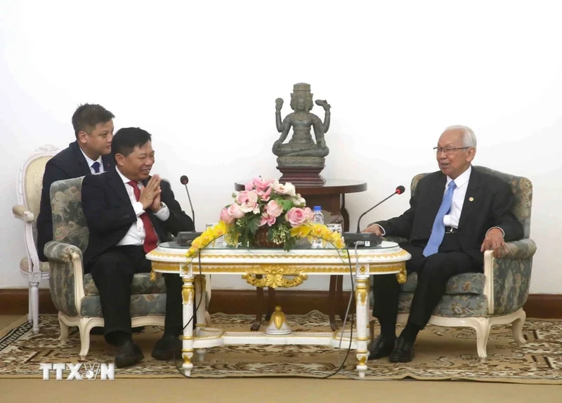 柬埔寨宪法委员会主席尹春林会见越南驻柬埔寨大使阮辉增。