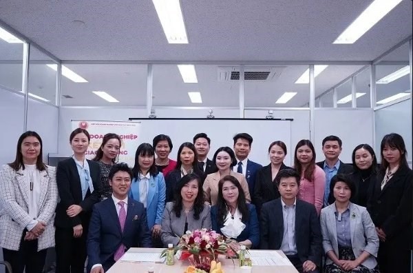 越南外交部副部长黎氏秋姮与日本部分团体、协会代表合影。
