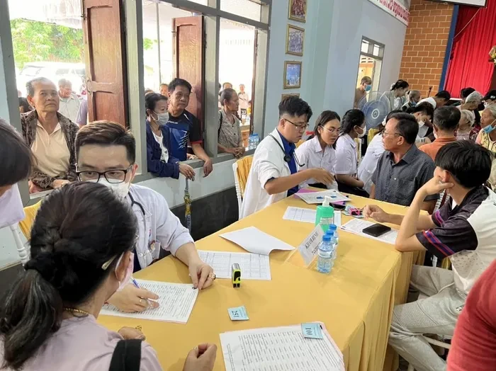胡志明市医务人员代表团前往老挝开展慈善活动。