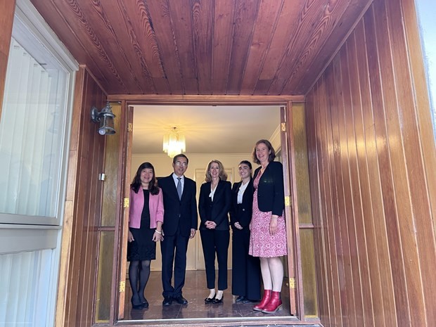 越南驻澳大利亚大使范雄心会见澳大利亚教育部国际合作局局长凯伦·桑德科克。