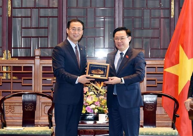 越南国会主席王廷惠会向中国交通建设集团有限公司领导赠送纪念品。