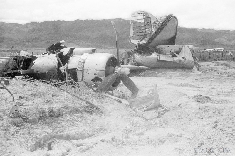 奠边府战场上散落着被我军击落和摧毁的飞机残骸.（图片来源：越通社）