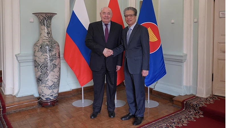 越南驻俄罗斯联邦大使邓明魁会见俄罗斯联邦总统国际文化合作事务特别代表米哈伊尔·什维德科伊。