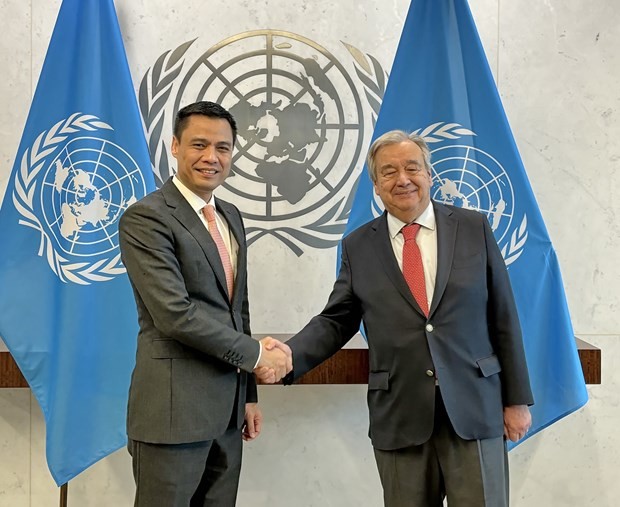 越南驻联合国代表团团长邓黄江与联合国秘书长安东尼奥·古特雷斯。